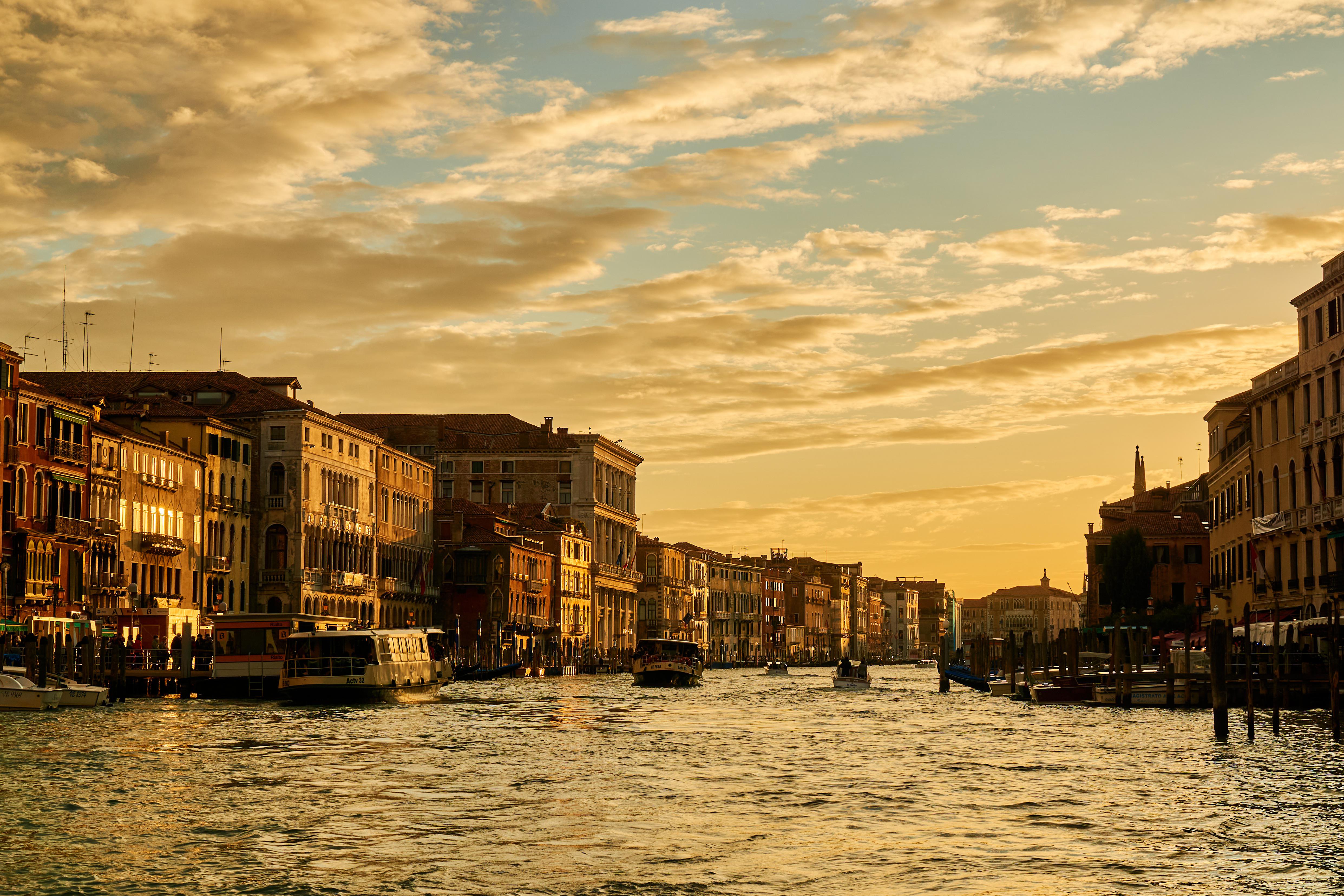 Tour de 17 días por EuroTour con salida los miércoles desde Venecia